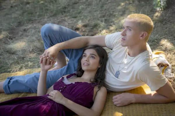 rachel zegler som lucy grey baird og tom blyth som coriolanus snow i hunger games balladen om sangfugler og slanger