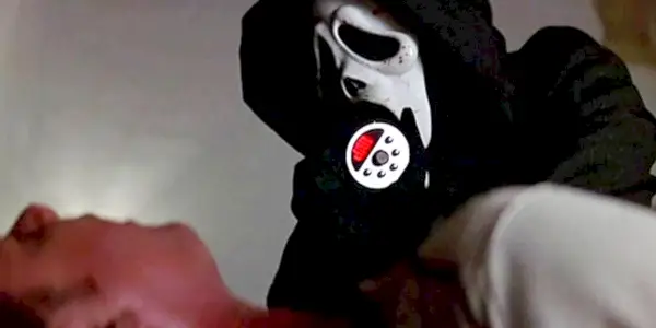 Ghostface plane au-dessus de Cotton Weary