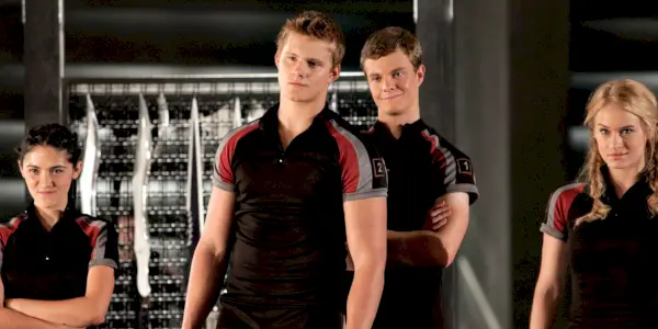Mezi pocty kariéry v Hunger Games patří Clove, Cato, Marvel a Glimmer ve školicí místnosti.