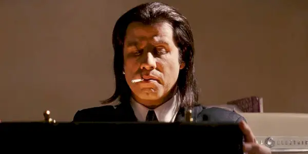 Vincent sa pozrie do kufríka v Pulp Fiction