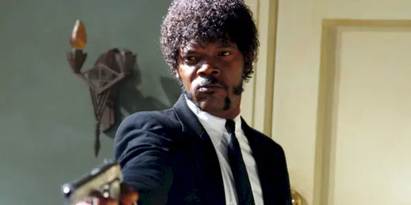 Samuel L Jackson ako Jules držiaca zbraň v Pulp Fiction