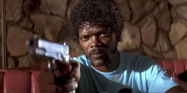 Jules (Samuel Jackson) mieriaci zbraňou v kaviarni v Pulp Fiction