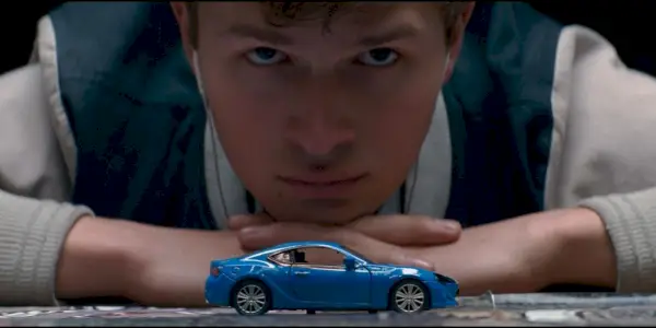 Baby (Ansel Elgort) starrt in Baby Driver auf ein Spielzeugauto