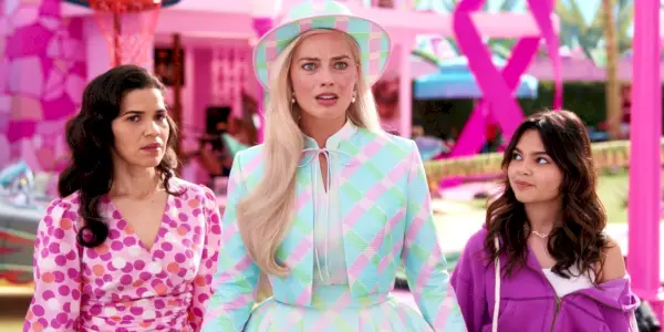 Barbie (Margot Robbie) sieht verwirrt aus, während Gloria (America Ferrera) und Sasha (Ariana Greenblatt) in Barbie neben ihr stehen.