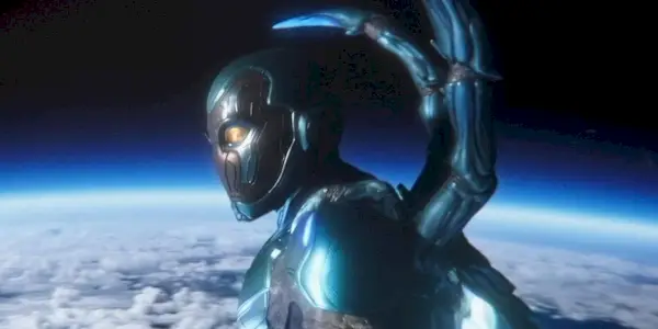 Et profilbillede af Blue Beetle, der kigger ned på Jorden fra rummet.
