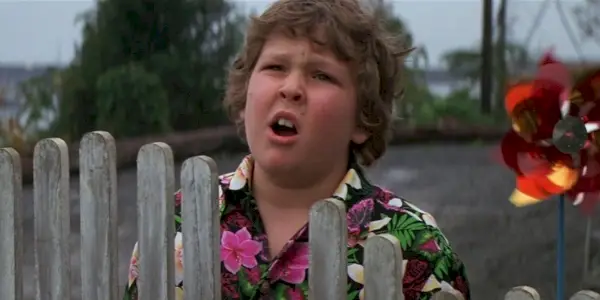 Chunk stojaci pri plote v The Goonies