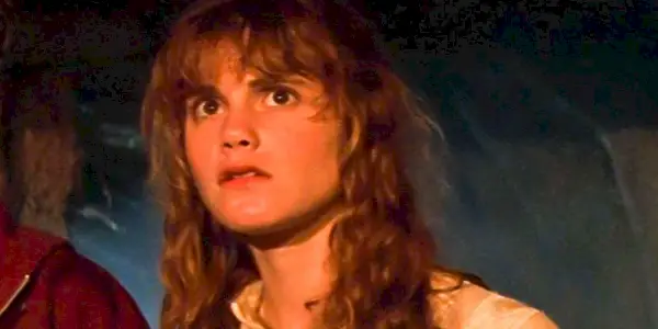 Andy sa pozerá mimo obrazovky v The Goonies