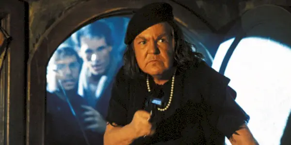 Mama Fratelli so zbraňou v The Goonies