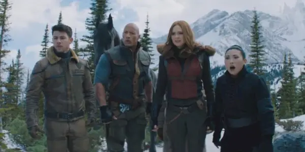 Nick Jonas, Dwayne Johnson, Karen Gillan a Awkwafina vo filme Jumanji The Next Level