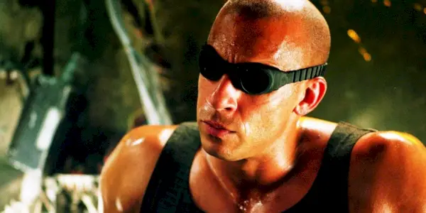 Vin Diesel med briller/briller som Riddick i Pitch Black