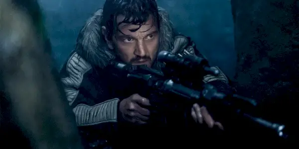 Cassian con un fucile da cecchino in Rogue One A Star Wars Story