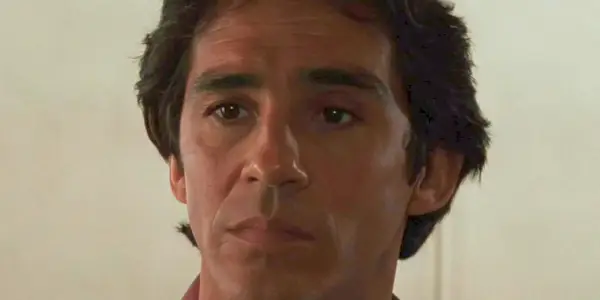 Engel ser bekymret ud i Scarface