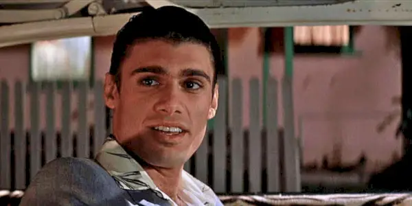Manny kigger sidelæns i Scarface