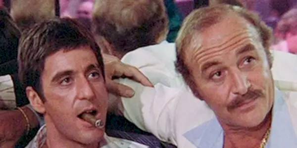 Frank og Tony kigger sidelæns i Scarface