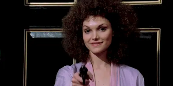Gina Montana peger med en pistol i Scarface