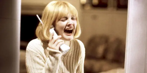 קייסי צורח לתוך הטלפון בסצנת הפתיחה של Scream