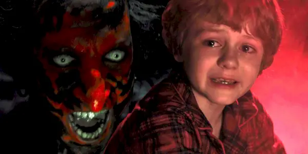립스틱 얼굴 Demon Insidious 옆의 Ty Simpkins