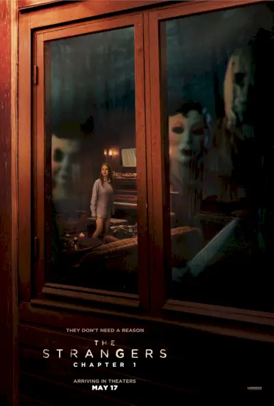 Plakat The Strangers Chapter 1 przedstawiający trzy zamaskowane postacie patrzące w okno