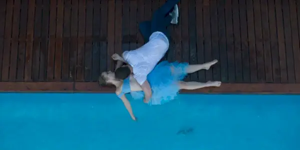 Raquel (Clara Galle) i Ares (Julio Pena) leżą nieprzytomni przy basenie na końcu filmu Przez moje okno 3: Patrząc na ciebie