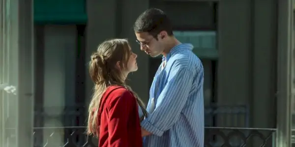 Raquel (Clara Galle) i Ares (Julio Pena) obejmują się na balkonie swojego nowego mieszkania na końcu „Po drugiej stronie mojego okna 3: Patrzę na ciebie”