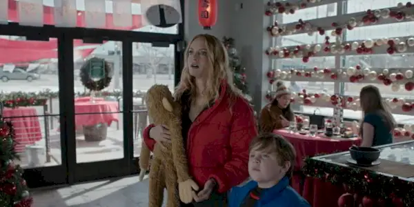 Heather-Graham-Wyatt-Hunt-as-Charlotte-and-Grant-Sanders-in-Best-Vánoce-Ever