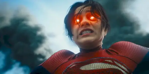 Sasha Calle nei panni di Supergirl in The Flash con gli occhi rossi luminosi