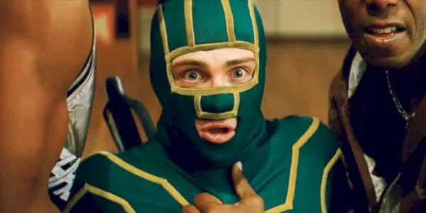 의상을 입고 충격을 받은 모습의 Kick-Ass(Aaron Taylor-Johnson)