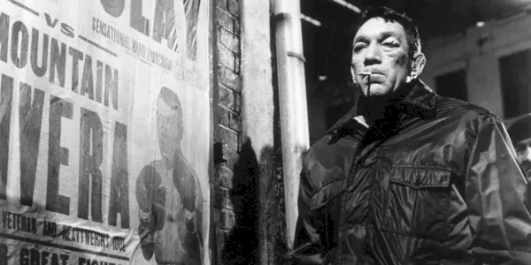 Anthony Quinn caminha por uma rua em Requiem For A Heavyweight