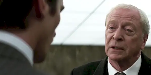 Alfred aconselha Bruce a não se curvar ao Coringa