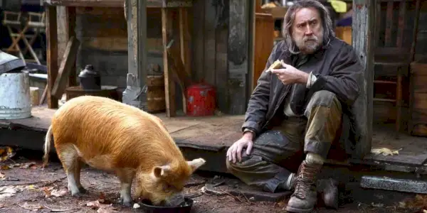 Rob faz uma refeição com seu porco caçador de trufas em Pig (2021)