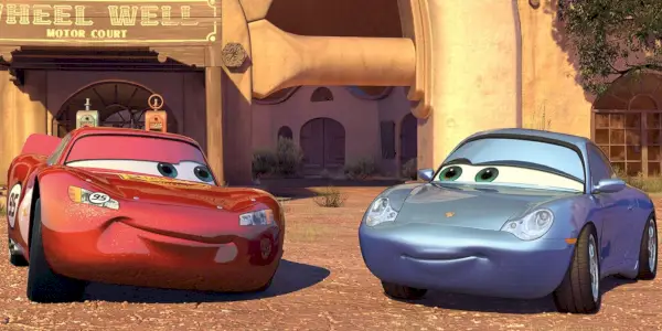 Lynet McQueen og Sally smiler sammen i Pixar