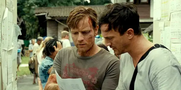 Ewan McGregor nel ruolo di Henry e Sönke Möhring nel ruolo di Karl in L'Impossibile.