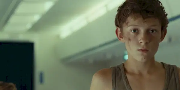 Lucas (Tom Holland) sembra triste e scioccato in The Impossible