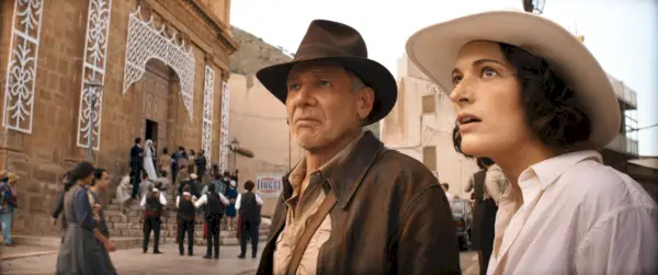 Harrison Ford e Phoebe Waller Bridge em Indiana Jones e o mostrador do destino