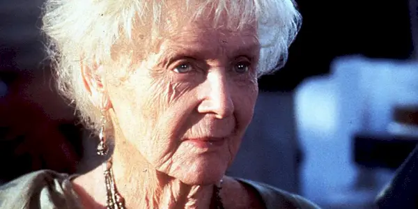 Gloria Stuart ako stará ruža v Titanicu.