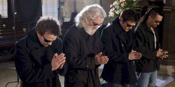 Billy Connely, Norman Reedus i Sean Patrick Flanery klękają do modlitwy w The Boondock Saints 2