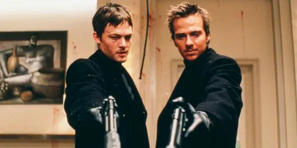 Norman Reedus jako Murphy MacManus i Sean Patrick Flanery jako Connor MacManus celujący z broni w dół w The Boondock Saints