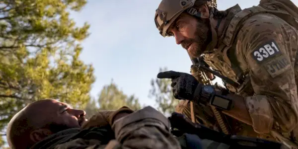 Jake Gyllenhaal sottolinea un punto con il dito puntato contro Dar Salim in Guy Ritchie