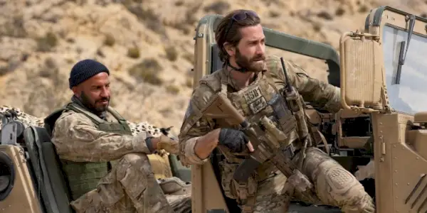Dar Salim e Jake Gyllenhaal su un camion in Guy Ritchie