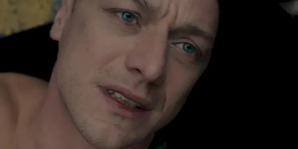 James McAvoy nel ruolo di Kevin mentre muore in Glass