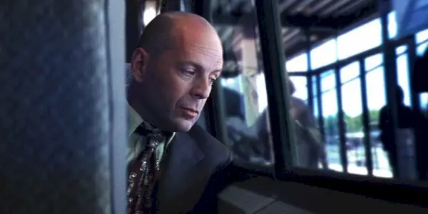 David Dunn (Bruce Willis) su un treno in Unbreakable