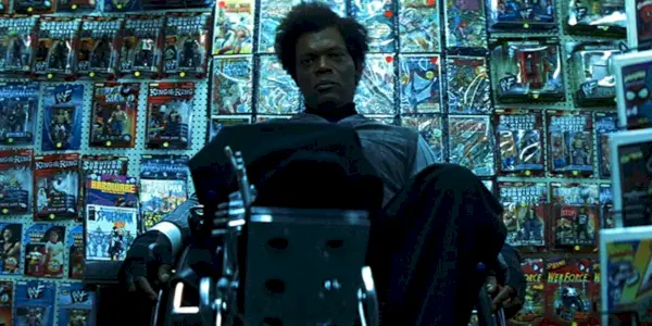 Elijah (Samuel L. Jackson) nel suo negozio di fumetti in Unbreakable