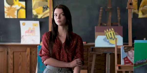 Anya Taylor-Gioia in vetro