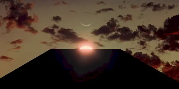 Um monólito abaixo do sol em 2001: Uma Odisseia no Espaço.