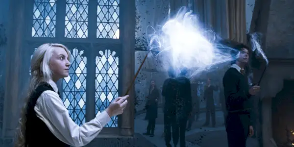 Luna rzucająca zaklęcie Patronusa na Harry'ego Pottera