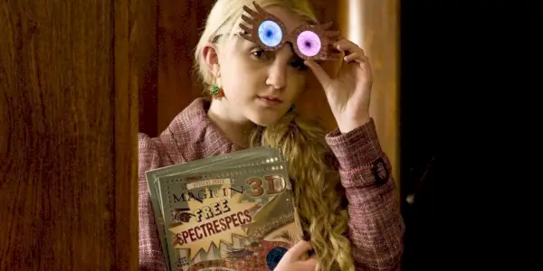 Luna Lovegood w okularach i z magazynem w dłoniach w Harrym Potterze