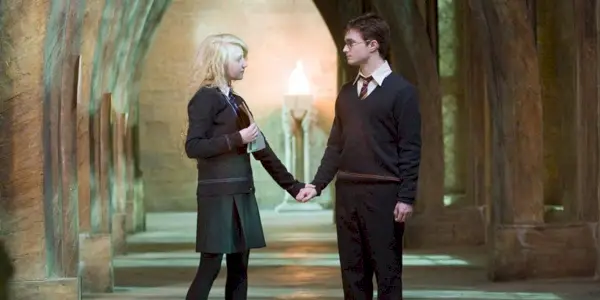 Luna Lovegood i Harry Potter rozmawiają na korytarzu Hogwartu