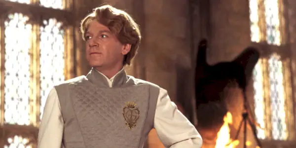 Lockhart patrzący w bok w Harrym Potterze.
