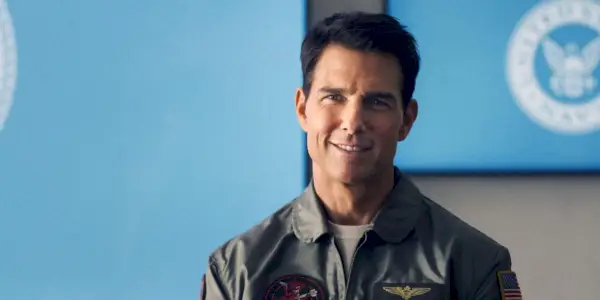 Tom Cruise smiler, mens han taler til Top Gun-betjentene i Top Gun: Maverick