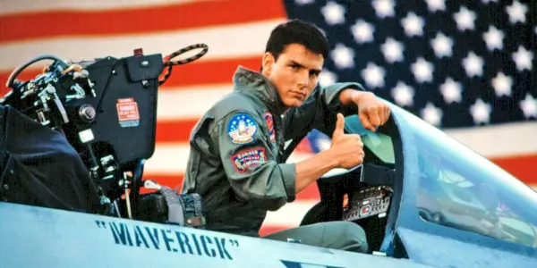 Tom Cruise sidder i et cockpit og giver tommelfingeren op i Top Gun